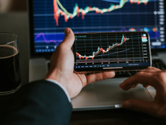 How Do You Choose the Right Trading Platform in UAE